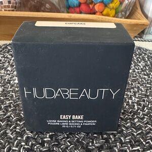 HUDA BEAUTY Easy Bake Loose Setting Powder—Cupcake